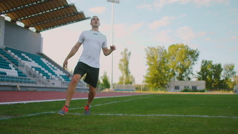 Ein-Profi-Fußballspieler-In-Uniform-Erhält-Einen-Pass-Von-Einem-Mitspieler,-Greift-Den-Ball-Mit-Der-Brust-An,-Zeigt-Fußballerisches-Können-Und-Rennt-Mit-Dem-Ball-Vor-Den-Gegnern-Davon